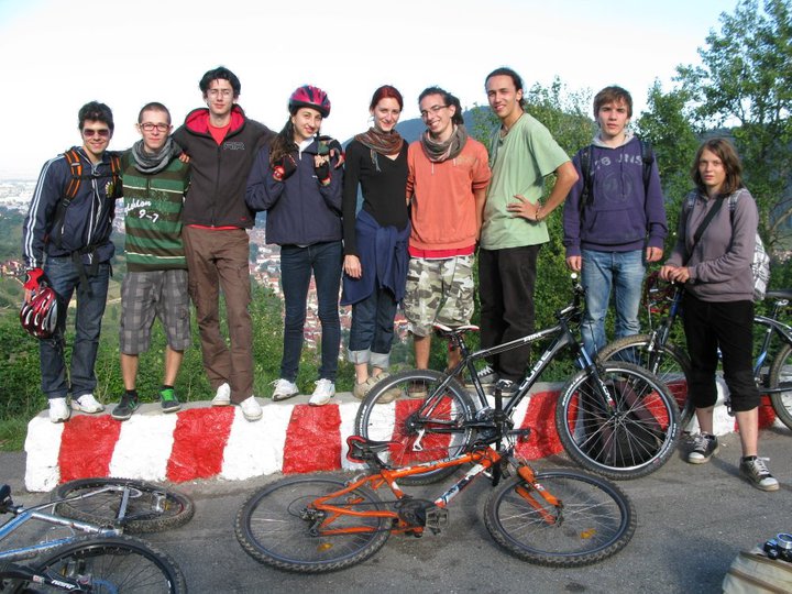 Poza de grup (de la stânga la dreapta): David, Andrei, Eyal, Amalia, Corina, eu, Tudor, Dragoş, Doro. We rock.