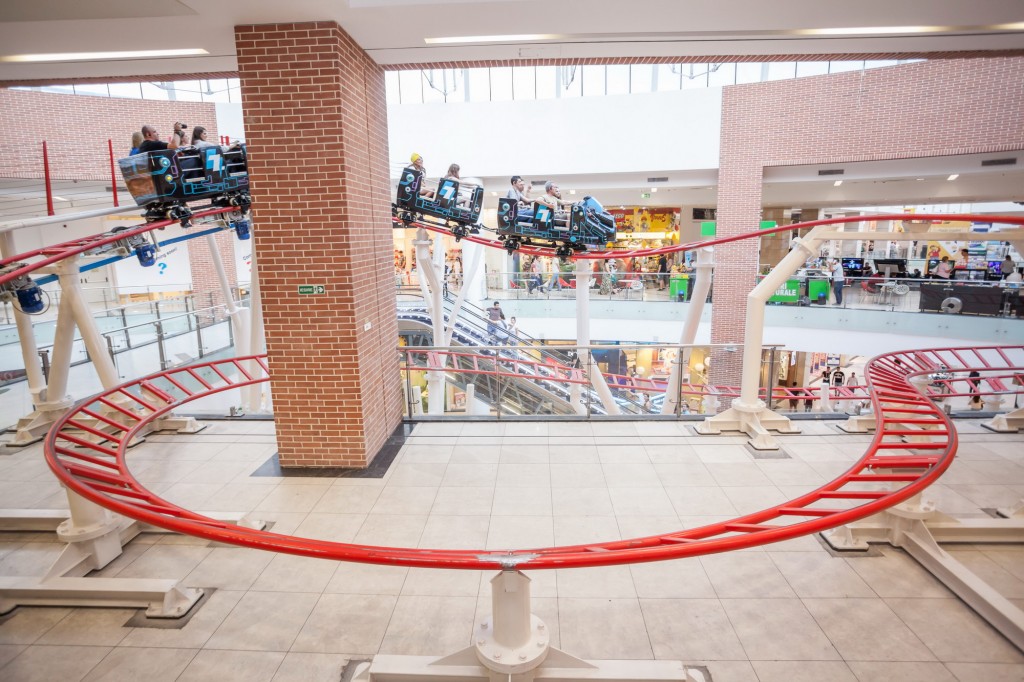 singurul roller coaster dintr-un mall din Europa de Est